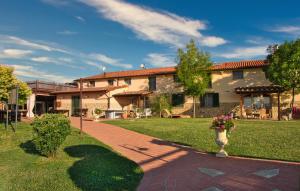 a large house with a yard with a sidewalk at Agriturismo Biologico Diacceroni in Villamagna