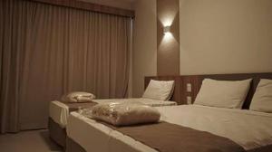 um quarto com duas camas com almofadas em Resort Praias do Lago Park em Caldas Novas