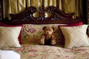 A bed or beds in a room at Judges Hotel 