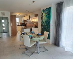 a dining room and kitchen with a table and chairs at Ein Haus zum Träumen in Bensheim