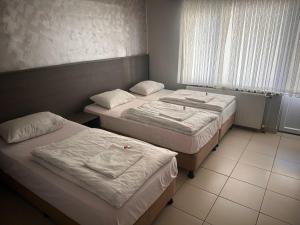 Ein Bett oder Betten in einem Zimmer der Unterkunft sıla pansiyon