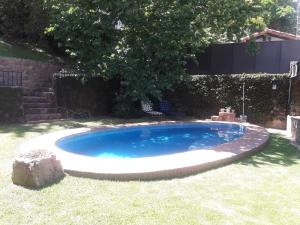 una pequeña piscina en un patio con un árbol en Apartamentos del Cerro en Salta