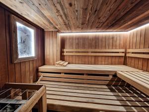 een lege sauna met houten wanden en houten vloeren bij Hotel Lärchenhof in Kaunertal