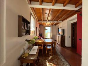 a kitchen and dining room with a table and chairs at Casa Vacanza Castagna in Nesso