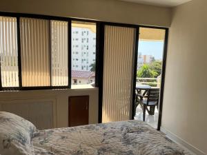 une chambre avec un lit et une vue sur un balcon dans l'établissement Cabrero, cerca de la Ciudad Amurallada y playa, à Carthagène des Indes 44 autres photos
