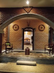 a brick wall with an archway in a room at The Brick Wonder in Habaraduwa