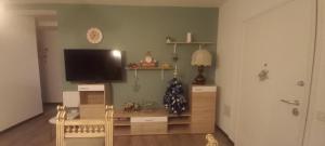 Welcome Ca' ad Scarplen في Longiano: غرفة معيشة مع تلفزيون بشاشة مسطحة على جدار
