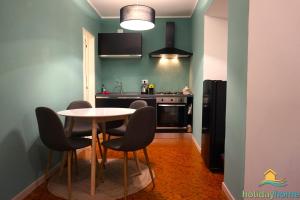 uma cozinha com mesa e cadeiras num quarto em La Tazza Verde em Arco