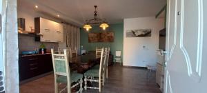 Welcome Ca' ad Scarplen في Longiano: مطبخ وغرفة طعام مع طاولة وكراسي