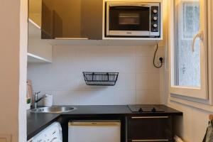 Cuisine ou kitchenette dans l'établissement Cosy Room w Balcony - Saint-Mandé