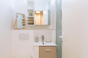 Vonios kambarys apgyvendinimo įstaigoje Cosy Room w Balcony - Saint-Mandé