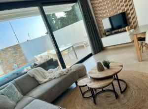una sala de estar con un sofá y una mesa en Casa del Mar Menor, en San Javier