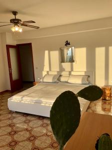 - une chambre avec un lit avec un cactus dans l'établissement Casa Vista Etna, 