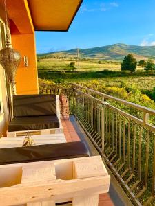 - un balcon avec un lit et une vue sur un vignoble dans l'établissement Casa Vista Etna, 