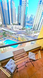 balcón con banco y vistas a la ciudad en The W Jumeirah Beach, en Dubái
