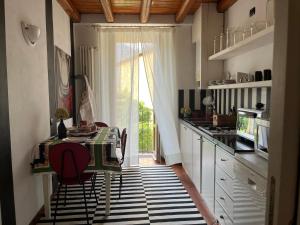 ネッソにあるCasa Vacanza Castagnaのテーブルと窓付きのキッチン