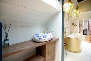 een badkamer met een kom op een houten aanrecht bij Najade Eco Houseboat in Amsterdam
