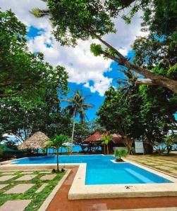 basen w środku ośrodka w obiekcie Coco Cavana Resort w mieście Batangas