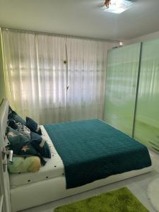 sypialnia z dużym łóżkiem z zasłoną w obiekcie Inchisa w mieście Deva