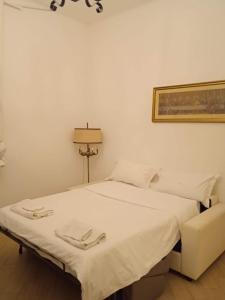 A bed or beds in a room at Bolognina Apartments