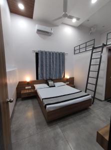 Un dormitorio con una cama y una escalera. en HOTEL SHREE RAM, en Rājpīpla
