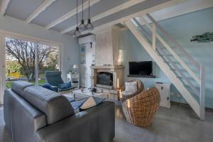 ein Wohnzimmer mit einem Sofa und einem Kamin in der Unterkunft Oasis de tranquillite a La Turballe in La Turballe