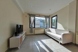 un salon avec un canapé et une télévision dans l'établissement Patagonia Home - New and spacious, à Ushuaia