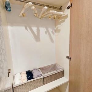 een kamer met een plank met een kroonluchter bij ueno minowa 502 in Tokyo