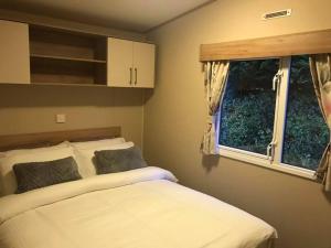 ニューキーにあるNewquay Cornwall Holiday Rentalのベッドルーム1室(ベッド2台、窓付)
