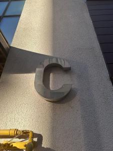 a letter g on the side of a building at Forest View Pipera in Voluntari