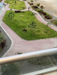 eine Luftansicht auf einen Park mit Bäumen und Gras in der Unterkunft Departamento de Estreno SEMREQ in Piura