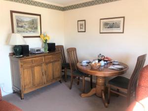 uma sala de jantar com uma mesa de madeira e cadeiras em 1 Bed in Hawkshead and Tarn Hows LLH13 em Hawkshead
