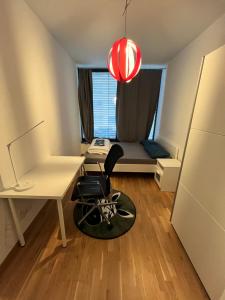 Cette petite chambre comprend un bureau et une chaise. dans l'établissement Luxembourg 2 bedroom apartment in Gasperich, à Luxembourg