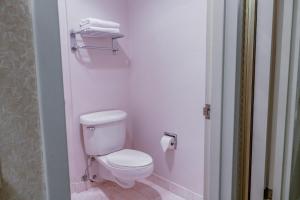 a bathroom with a white toilet in a room at Samesun San Francisco in San Francisco