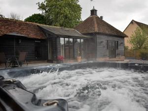 uma piscina de água em frente a uma casa em 1 Bed in Thaxted 51222 em Thaxted