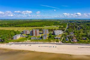 eine Luftansicht des Resorts vom Strand aus in der Unterkunft Haus Uthlande Uthlande Whg 4 in Wyk auf Föhr