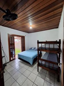 1 dormitorio con 2 literas y techo en Casa com quintal próxima de Torres, en Passo de Torres