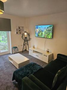 En tv och/eller ett underhållningssystem på Betjiman Retreat Relaxtion Awaits
