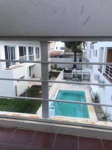 uma vista para uma piscina a partir de uma varanda em M L em Navarro