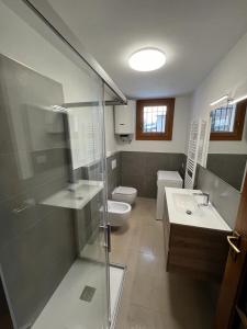 a bathroom with a toilet and a sink and a shower at Baby in Gressoney-la-Trinité