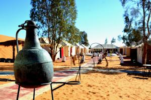 un gran jarrón verde sentado en la parte superior de un parque infantil en Luxury Desert Romantic Camp en Merzouga