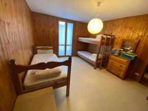 Cette chambre comprend des lits superposés. dans l'établissement Baby, à Gressoney-La-Trinité