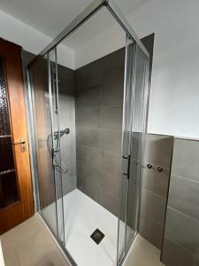 una doccia con porta in vetro in bagno di Baby a Gressoney-la-Trinité