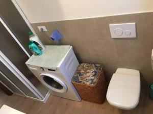 Baño pequeño con aseo y lavamanos en Grazioso appartamento, en Cassina Valsassina