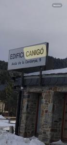 un cartel en la parte superior de un edificio en la nieve en Pistas Esqui La Molina Masella, en La Molina