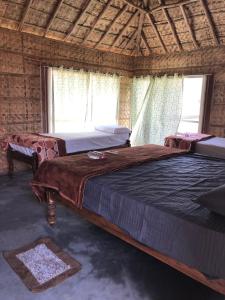 Una cama o camas en una habitación de Serene Boulder