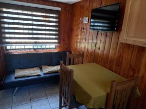 TV a/nebo společenská místnost v ubytování Cabañas Chiloe