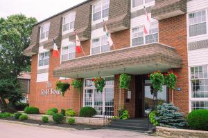 un edificio di mattoni rossi con bandiere di fronte di Rodd Royalty a Charlottetown