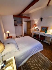 Ein Bett oder Betten in einem Zimmer der Unterkunft Pierres et Jardins