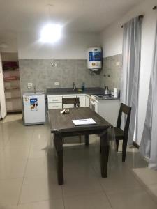 uma pequena cozinha com uma mesa e um pequeno frigorífico em M L em Navarro